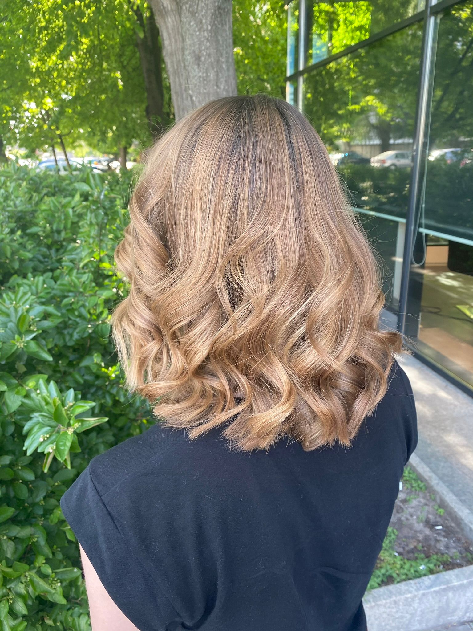 Brązowe loki na zewnątrz